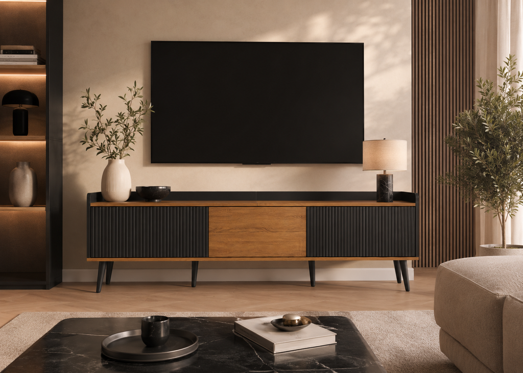 Meuble TV AMBER 160 cm – Noir et bois, façade cannelée et 3 portes