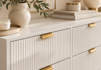 Commode LIVIA – Blanche avec détails dorés et pieds métal