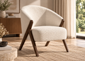 Fauteuil crème NORVEN – dossier arrondi et structure bois foncé