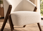 Fauteuil crème NORVEN – dossier arrondi et structure bois foncé