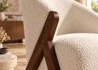 Fauteuil crème NORVEN – dossier arrondi et structure bois foncé