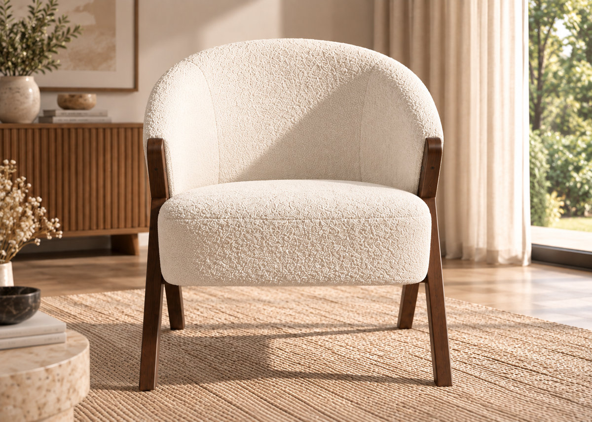 Fauteuil crème NORVEN – dossier arrondi et structure bois foncé