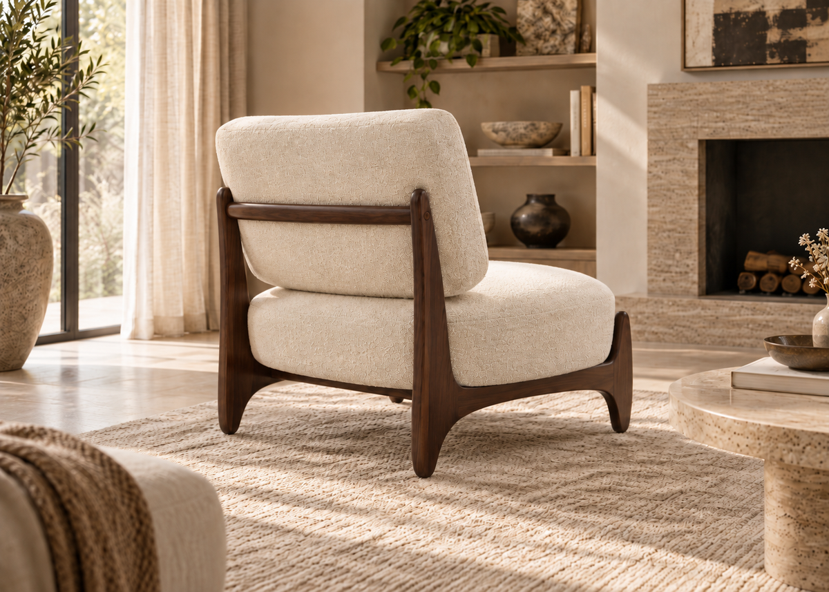 Fauteuil bouclette crème SÉVERIN – structure bois foncé
