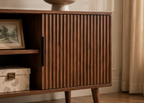 Meuble TV SIERRA 138 cm – Noyer cannelé, niches et rangement